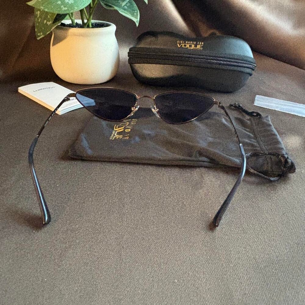 Gigi Hadid for Vogue sunglasses new in case full inclusion - Picture 6 of 7